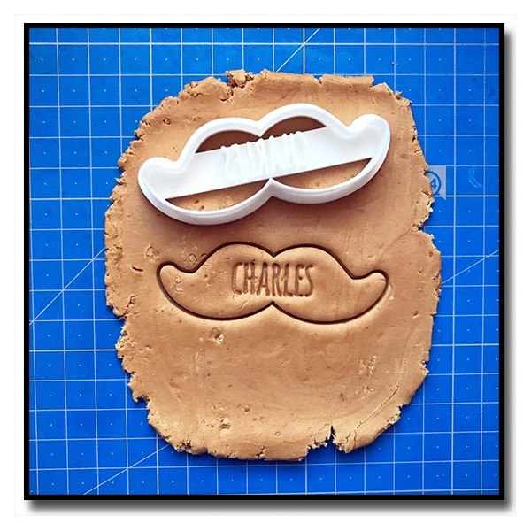 Moustache et Prénom 001 - Emporte-pièce pour pâtes à sucre et sablés sur le thème Moustache & Noeud Pap